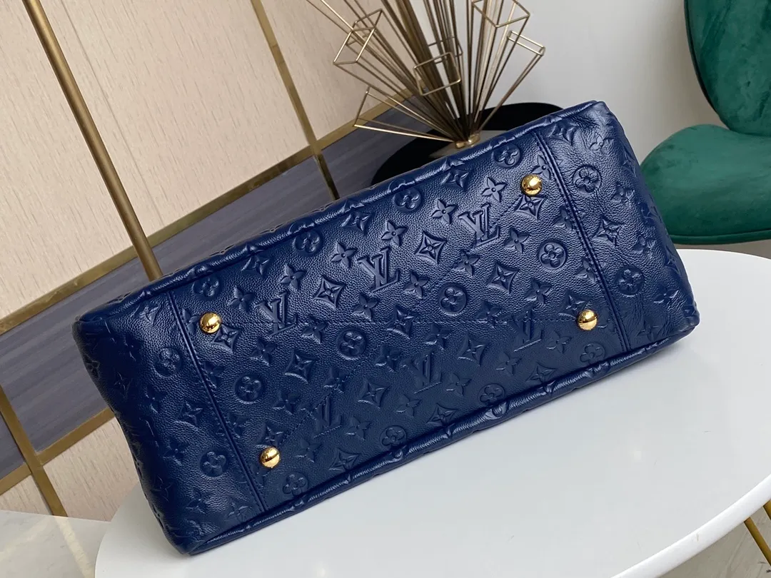 💰1140 (top-grain leather) top original order M43237 blue M41066 black medium-sized portable shopping bag Spacious, exquisite and fashionable, this medium-sized Artsy handbag is a classic. Made of luxurious Monogram Empreinte embossed leather, the beautiful handle and gorgeous golden brass hardware add to the high-end quality. Size: 42*18*30 cm