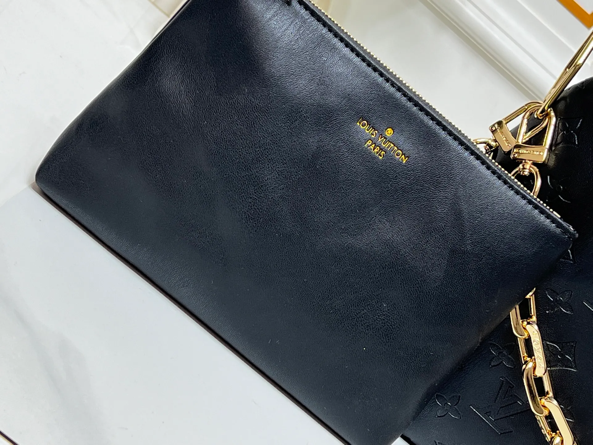 Batch 260💰Upgraded original M12068 M12071 M12072 This new Coussin series of hobo bags combines fashion and functionality, and combines the series’ iconic design elements. The bag is made of smooth cotton-paved leather and is embossed with the brand's Monogram pattern. The signature thick chain strap is accented with gold-tone hardware, while the wide detachable textile shoulder strap allows you to carry it in different ways. This versatile style is large enough to hold a laptop and features a removable zip pocket. Dimensions: 38x33x10 cm