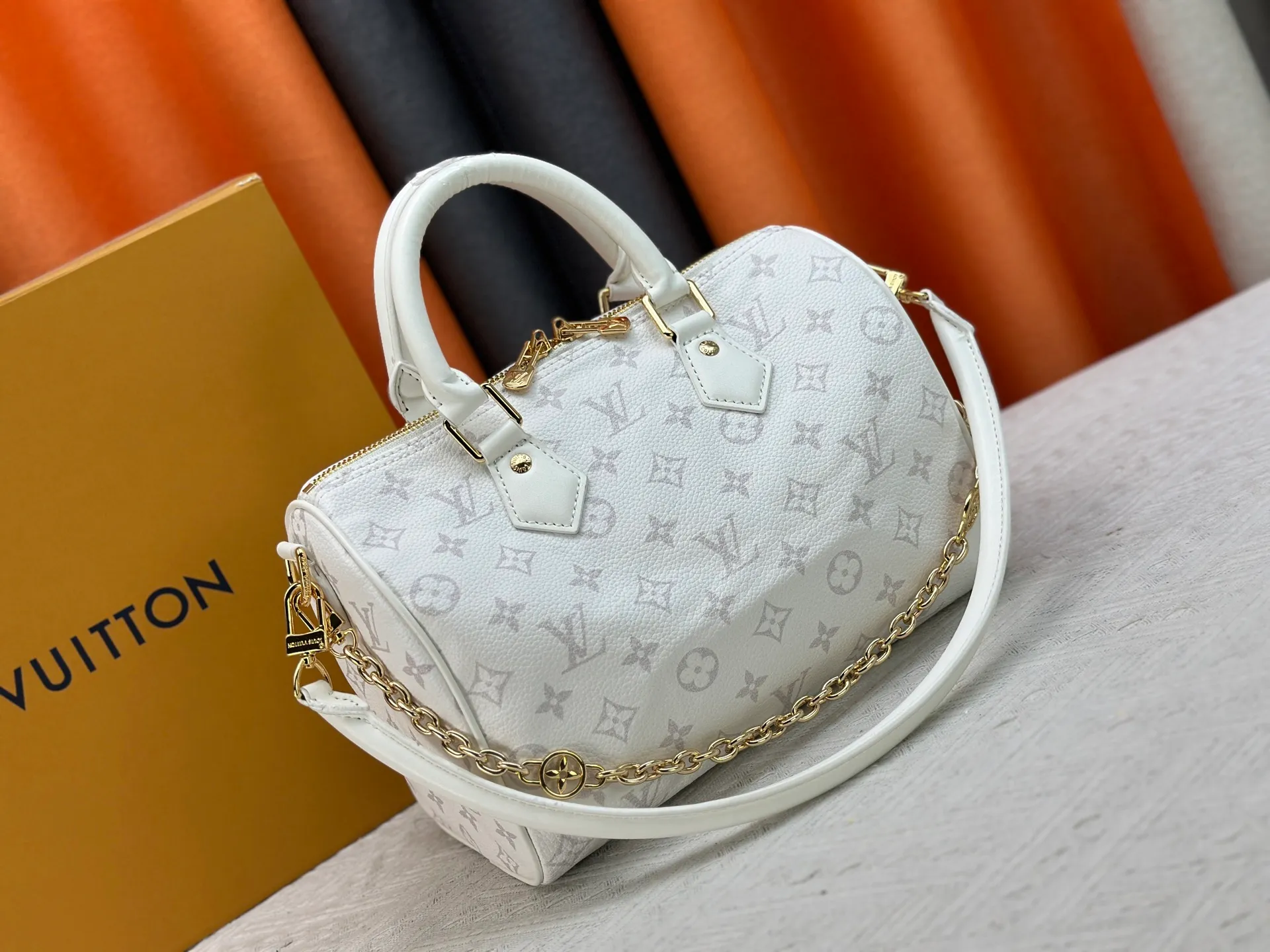P270 Upgraded original M47186 M11323 M40390 This Speedy Soft 25 handbag renews the classic design of the Speedy handbag, using Monogram Empreinte leather and suede cowhide lining to create a light and soft structure. Whether carried by hand, cross-body or shoulder, you can create a trendy look. Dimensions: 25x19x15 cm
