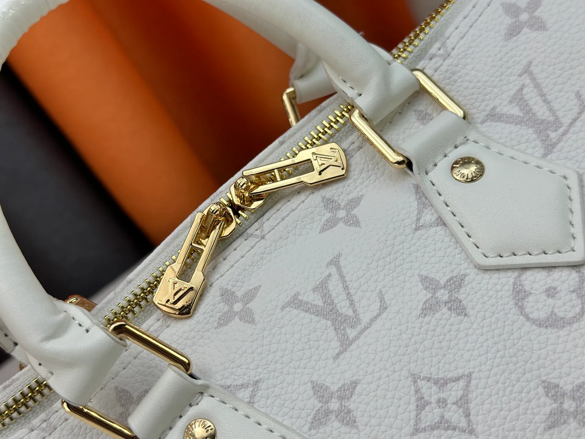 P270 Upgraded original M47186 M11323 M40390 This Speedy Soft 25 handbag renews the classic design of the Speedy handbag, using Monogram Empreinte leather and suede cowhide lining to create a light and soft structure. Whether carried by hand, cross-body or shoulder, you can create a trendy look. Dimensions: 25x19x15 cm