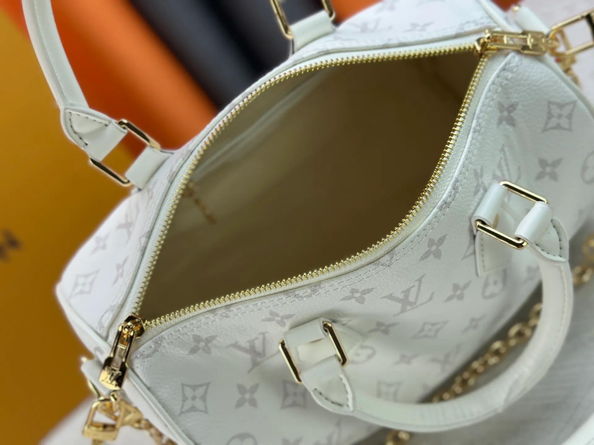 P270 Upgraded original M47186 M11323 M40390 This Speedy Soft 25 handbag renews the classic design of the Speedy handbag, using Monogram Empreinte leather and suede cowhide lining to create a light and soft structure. Whether carried by hand, cross-body or shoulder, you can create a trendy look. Dimensions: 25x19x15 cm