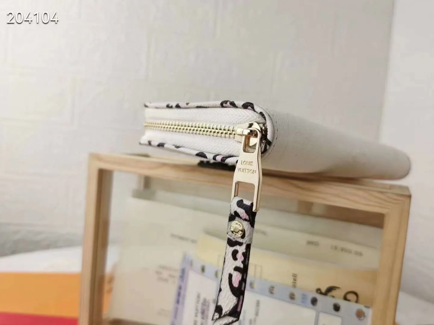 P140M69966 Exclusively available overseas. Made of soft calfskin, the Zippy Lockme wallet combines the iconic design of the zipper wallet with the distinctive elements of the fashion series: LV lettering and a front pocket for easy access to tickets and other items. Reliable wrap-around zipper design with multiple interior pockets and compartments. Dimensions: 19.5 x 10.0 x 2.5 cmM60017