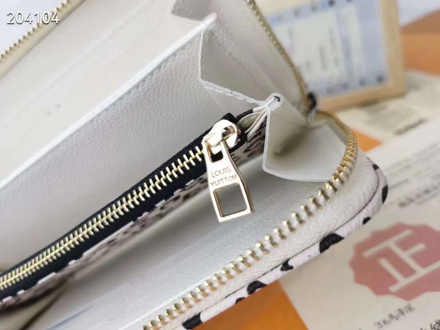 P140M69966 Exclusively available overseas. Made of soft calfskin, the Zippy Lockme wallet combines the iconic design of the zipper wallet with the distinctive elements of the fashion series: LV lettering and a front pocket for easy access to tickets and other items. Reliable wrap-around zipper design with multiple interior pockets and compartments. Dimensions: 19.5 x 10.0 x 2.5 cmM60017