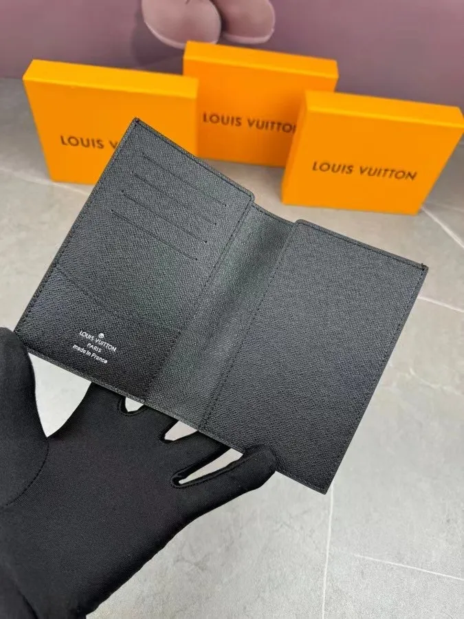 P100💰 M64502! The perfect companion for traveling in style. Lined with luxurious grained calfskin and featuring a multi-compartment interior, this is a classic travel accessory. The image of a giraffe carrying a gorgeous Louis Vuitton handbag and making a shopping spree transforms this elegant passport holder into the embodiment of cuteness. 10.0 x 14.0 x 2.5 cm (length x height x width).