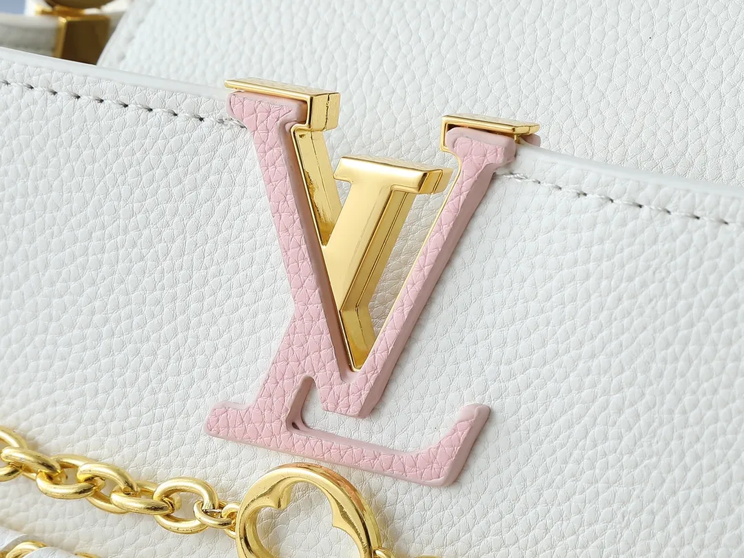 💰440💰Guangzhou goods Upgraded original M12345 M12346 M12279 M11908 M11906 This Capucines BB handbag is from the Trilogy series, using Taurillon cow leather and dazzling metal parts to convey elegant style. The gorgeous chain is embellished with a mini padlock and an enamel Monogram flower. The flap can be placed externally or internally to open multiple pockets. The sophisticated design allows for a variety of carrying experiences. Dimensions: 31.05 x 20.0 x 11.0 cm (length x height x width)