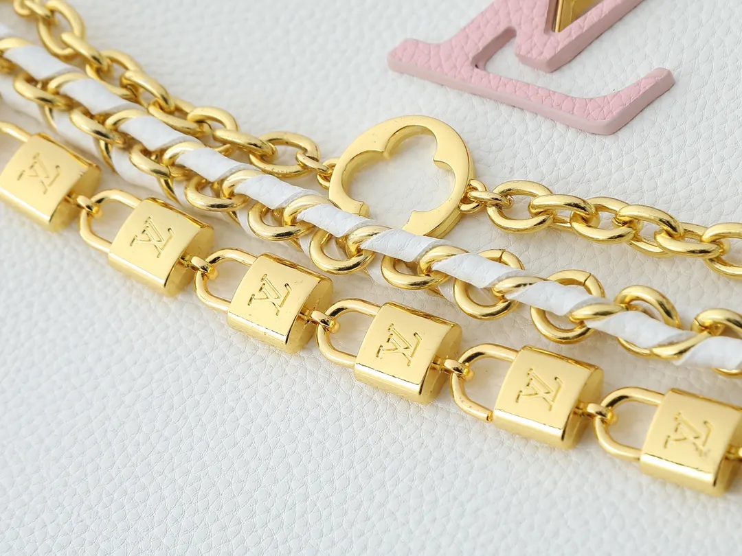 💰440💰Guangzhou goods Upgraded original M12345 M12346 M12279 M11908 M11906 This Capucines BB handbag is from the Trilogy series, using Taurillon cow leather and dazzling metal parts to convey elegant style. The gorgeous chain is embellished with a mini padlock and an enamel Monogram flower. The flap can be placed externally or internally to open multiple pockets. The sophisticated design allows for a variety of carrying experiences. Dimensions: 31.05 x 20.0 x 11.0 cm (length x height x width)