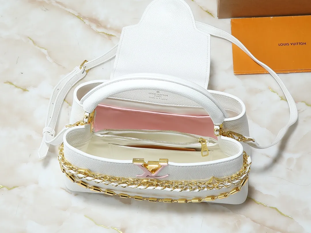💰440💰Guangzhou goods Upgraded original M12345 M12346 M12279 M11908 M11906 This Capucines BB handbag is from the Trilogy series, using Taurillon cow leather and dazzling metal parts to convey elegant style. The gorgeous chain is embellished with a mini padlock and an enamel Monogram flower. The flap can be placed externally or internally to open multiple pockets. The sophisticated design allows for a variety of carrying experiences. Dimensions: 31.05 x 20.0 x 11.0 cm (length x height x width)