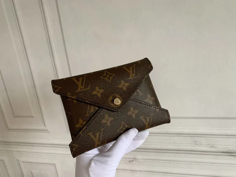 💰170 💎Handbag M67600 The special Pochette Kirigami three-in-one handbag in the Catogram series is the joint creation of Louis Vuitton women's artistic director Nicolas Ghesquière and legendary fashion editor Grace Coddington. Size: 23x16.5x0.3 (can hold iPad): 15.5x11.5x0.3 (can hold passport): 10x7x0.3 (can hold card holder)