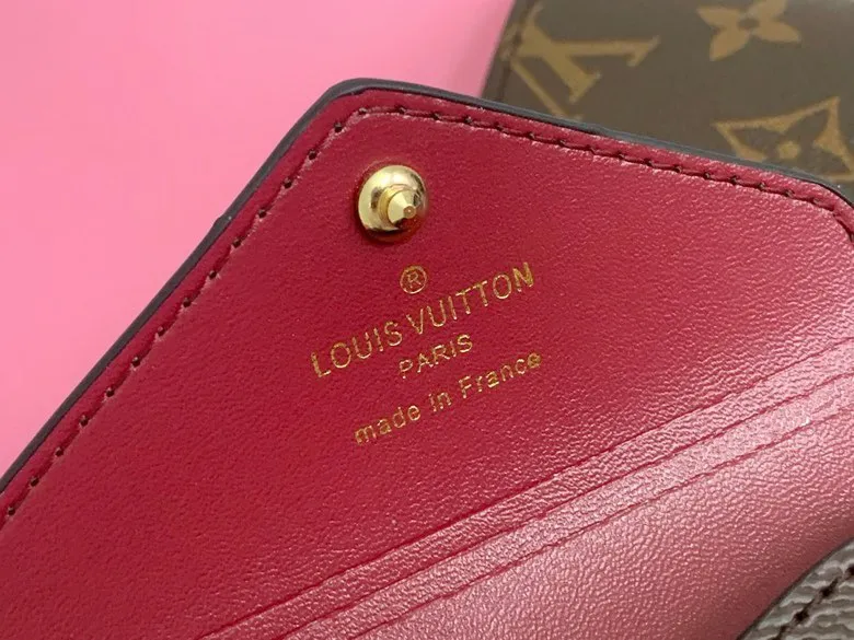 💰170 💎Handbag M67600 The special Pochette Kirigami three-in-one handbag in the Catogram series is the joint creation of Louis Vuitton women's artistic director Nicolas Ghesquière and legendary fashion editor Grace Coddington. Size: 23x16.5x0.3 (can hold iPad): 15.5x11.5x0.3 (can hold passport): 10x7x0.3 (can hold card holder)