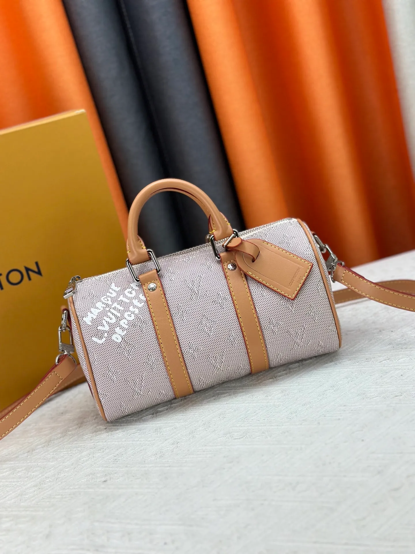 P240 Upgraded original M15428 embroidery M46271 M26818 M26930 M27161 This Keepall 25 handbag is made of Monogram Eclipse Reverse canvas, showing an elegant reinterpretation of Louis Vuitton's classic pattern. Reinforced straps and leather name tags are signature elements of the Keepall collection, while a zipper closure keeps personal items safe and secure. 25.0 x 15.0 x 11.0 cm (length x height x width)