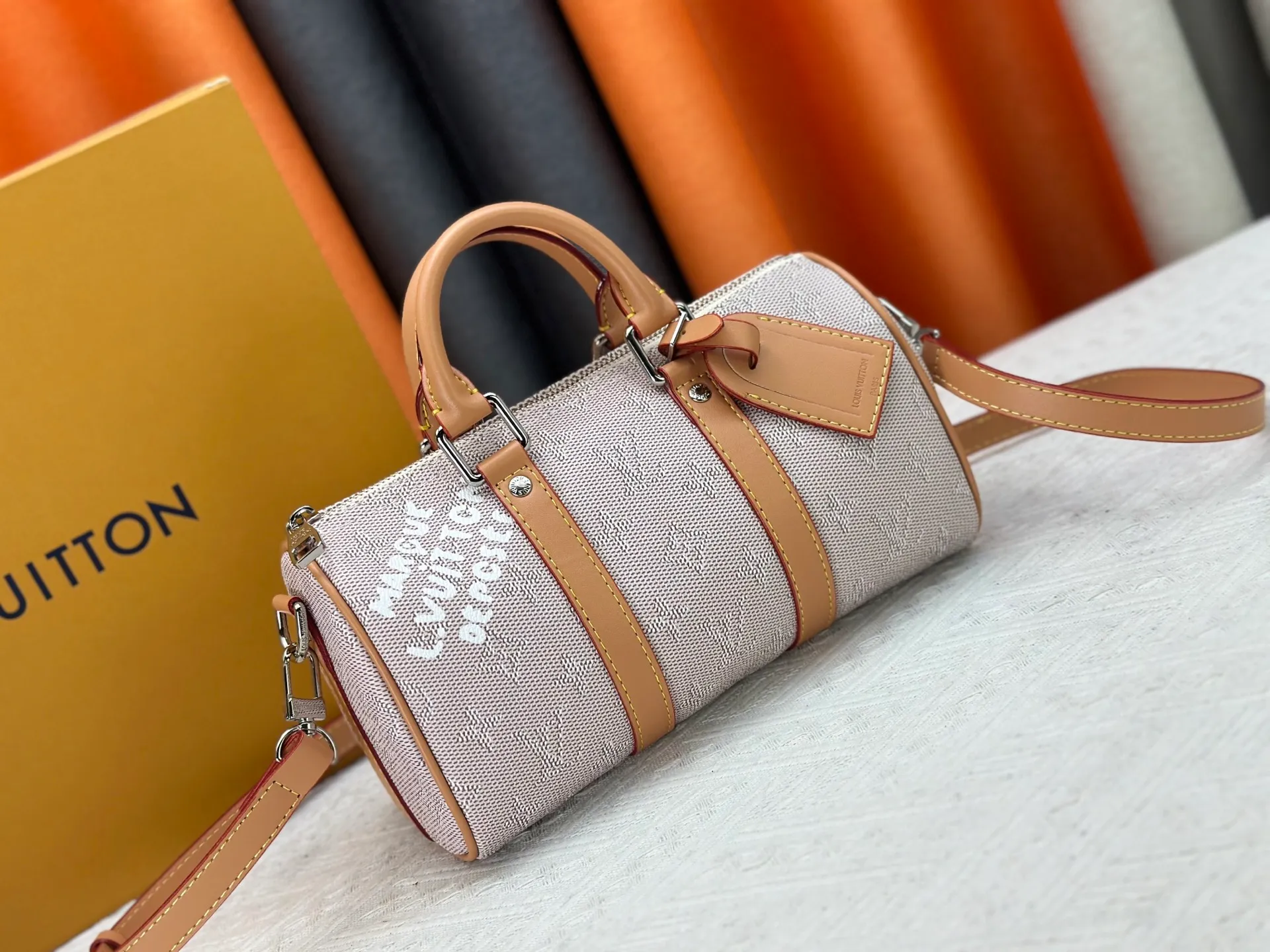P240 Upgraded original M15428 embroidery M46271 M26818 M26930 M27161 This Keepall 25 handbag is made of Monogram Eclipse Reverse canvas, showing an elegant reinterpretation of Louis Vuitton's classic pattern. Reinforced straps and leather name tags are signature elements of the Keepall collection, while a zipper closure keeps personal items safe and secure. 25.0 x 15.0 x 11.0 cm (length x height x width)