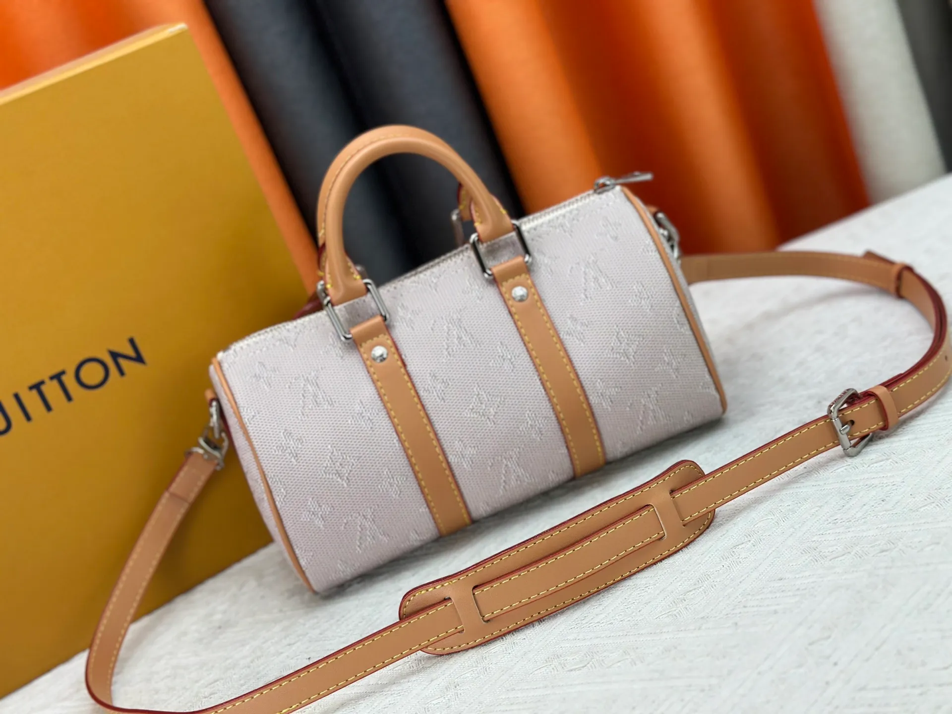 P240 Upgraded original M15428 embroidery M46271 M26818 M26930 M27161 This Keepall 25 handbag is made of Monogram Eclipse Reverse canvas, showing an elegant reinterpretation of Louis Vuitton's classic pattern. Reinforced straps and leather name tags are signature elements of the Keepall collection, while a zipper closure keeps personal items safe and secure. 25.0 x 15.0 x 11.0 cm (length x height x width)