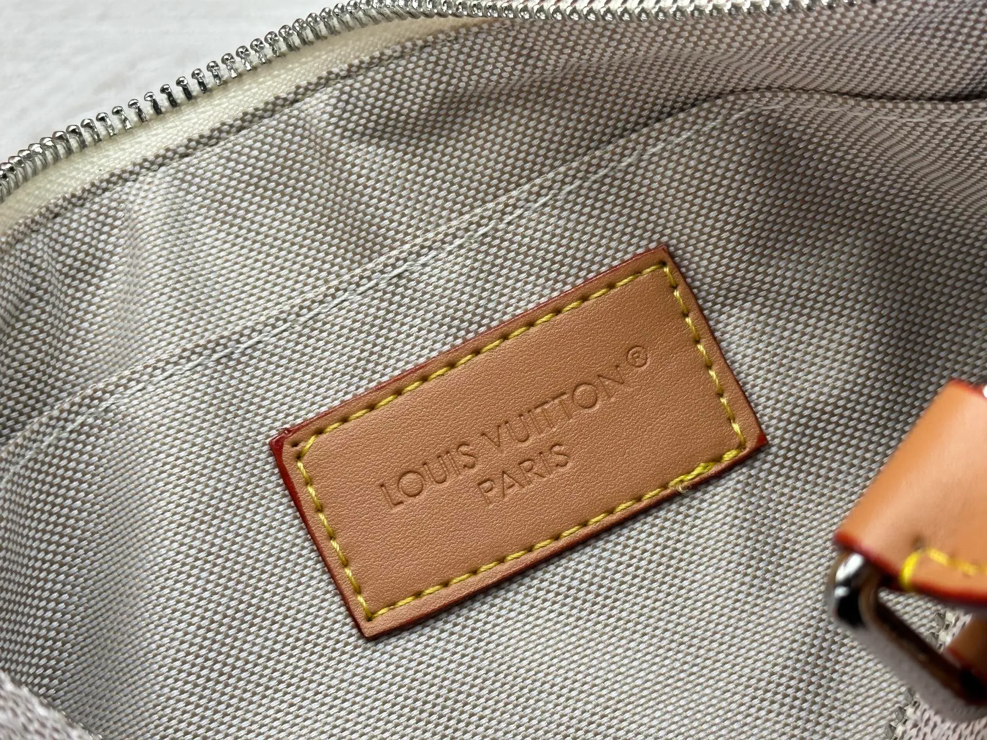 P240 Upgraded original M15428 embroidery M46271 M26818 M26930 M27161 This Keepall 25 handbag is made of Monogram Eclipse Reverse canvas, showing an elegant reinterpretation of Louis Vuitton's classic pattern. Reinforced straps and leather name tags are signature elements of the Keepall collection, while a zipper closure keeps personal items safe and secure. 25.0 x 15.0 x 11.0 cm (length x height x width)