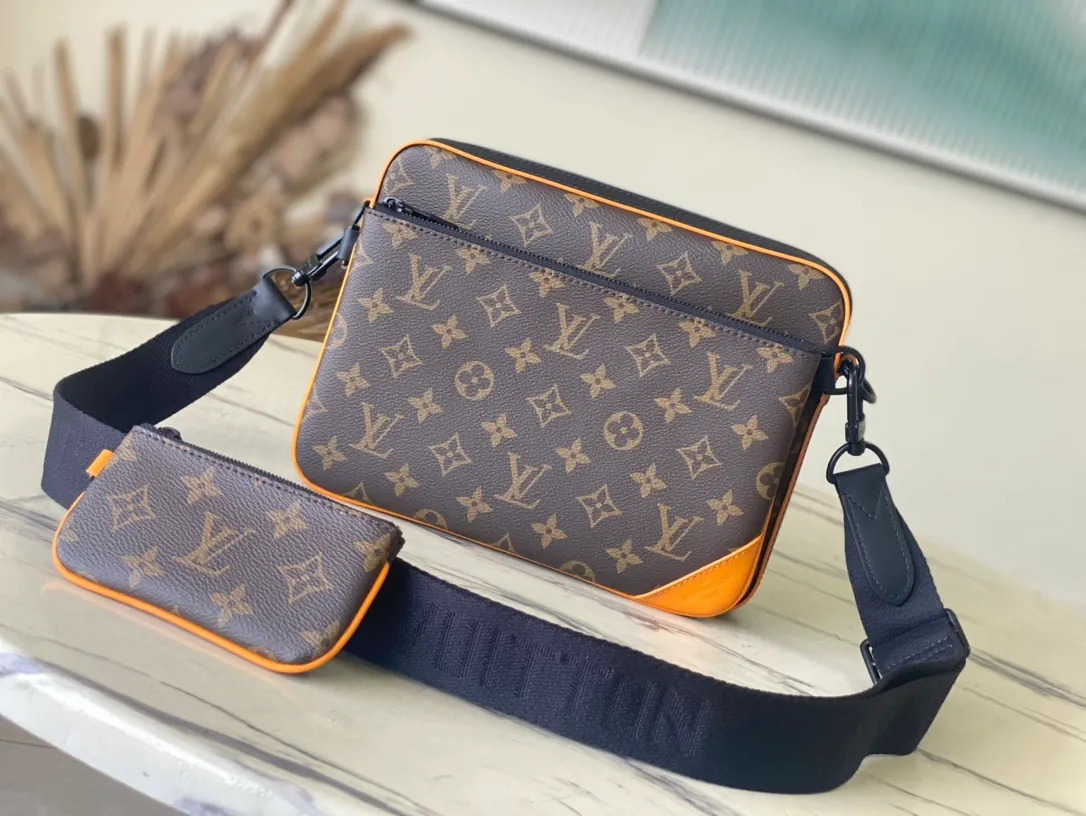 💰940 Top quality original M46694 yellow leather Trio messenger bag made of Monogram Eclipse canvas and Monogram Eclipse Reverse canvas. A signature tonal pattern accentuates the lines of this versatile, modular design. In addition to the functions of a traditional cross-body bag, it also comes with a removable zipper bag and a coin purse attached to the strap. size：25x18.5x7cm