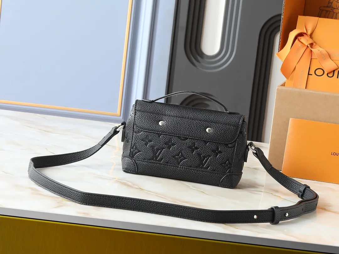 💰220💰Upgraded from the original M13888. This Steamer East West mini handbag is made of Monogram embossed Taurillon cow leather in a horizontal configuration, highlighting the classic design of the Steamer series. A flap closure, unique reinforced corners, and a top handle add to the refined details. Equipped with an adjustable shoulder strap, it can be worn as a cross-body or hand-held bag at will. Dimensions: 20.0 x 11.0 x 5.0 cm (length x height x width)