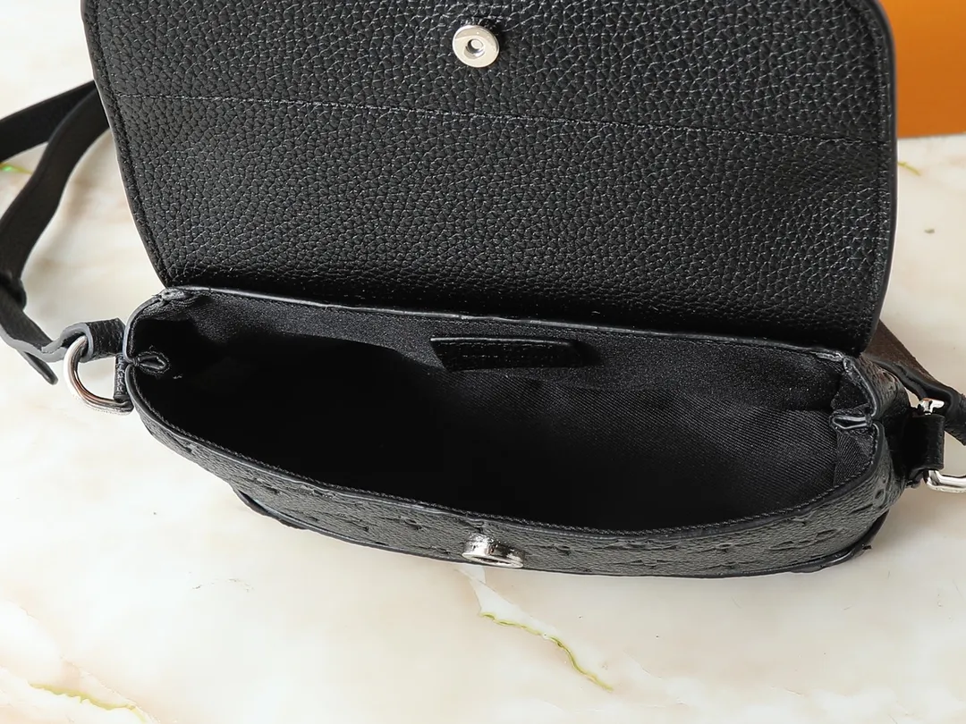 💰220💰Upgraded from the original M13888. This Steamer East West mini handbag is made of Monogram embossed Taurillon cow leather in a horizontal configuration, highlighting the classic design of the Steamer series. A flap closure, unique reinforced corners, and a top handle add to the refined details. Equipped with an adjustable shoulder strap, it can be worn as a cross-body or hand-held bag at will. Dimensions: 20.0 x 11.0 x 5.0 cm (length x height x width)