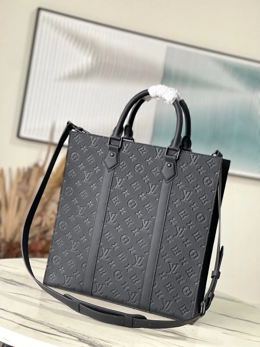 💰1180 (top-grain leather) top-quality original M21866 full leather. This Sac Plat handbag is made of Monogram embossed Taurillon leather. It focuses on straight lines, clear edges and corners, leather side straps and rolled leather handles. It uses functional design to highlight fashionable style. The padded compartment holds a laptop, and the removable and adjustable shoulder strap makes it easy to carry over your shoulder. Dimensions: 36.5 × 38 × 9 cm
