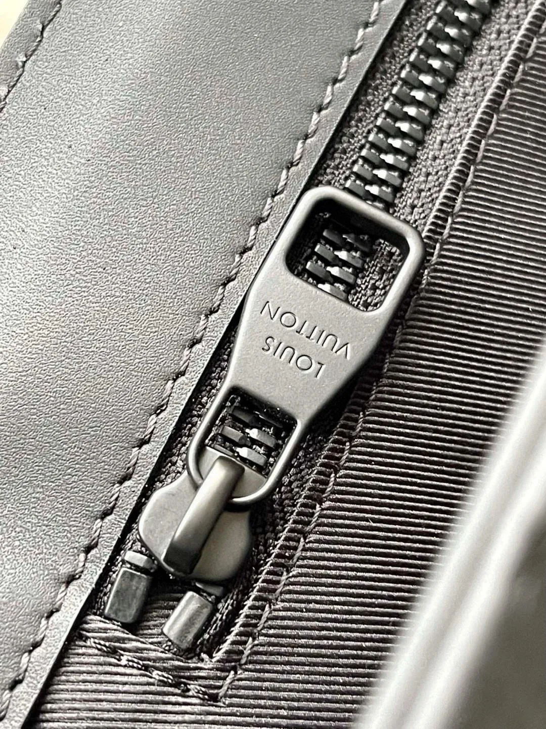💰1180 (top-grain leather) top-quality original M21866 full leather. This Sac Plat handbag is made of Monogram embossed Taurillon leather. It focuses on straight lines, clear edges and corners, leather side straps and rolled leather handles. It uses functional design to highlight fashionable style. The padded compartment holds a laptop, and the removable and adjustable shoulder strap makes it easy to carry over your shoulder. Dimensions: 36.5 × 38 × 9 cm