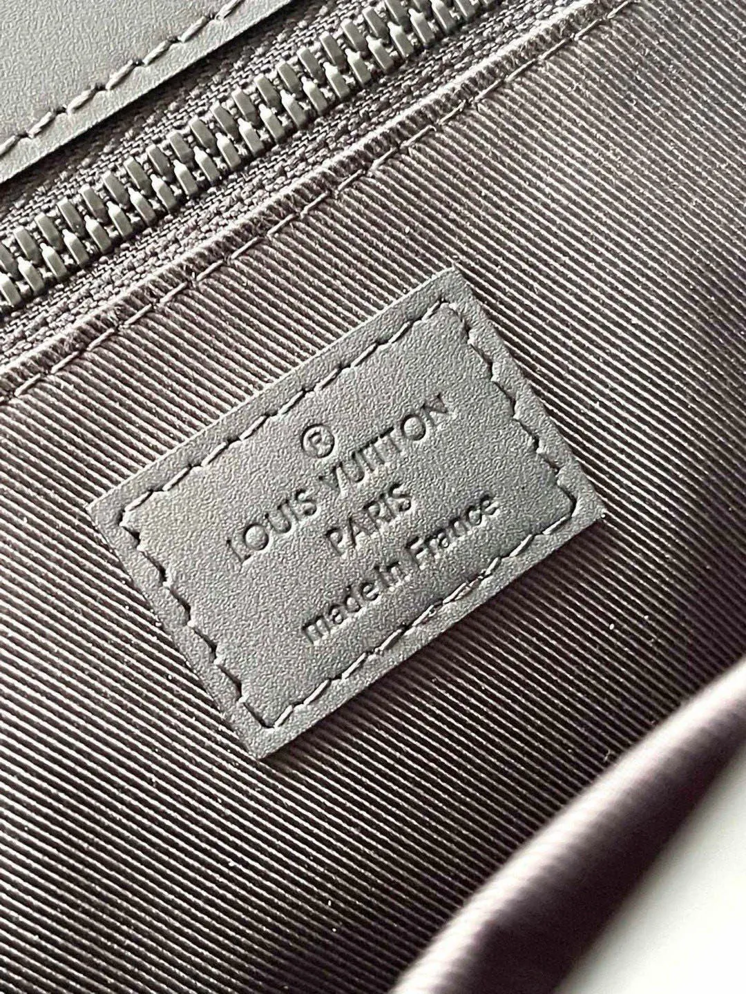 💰1180 (top-grain leather) top-quality original M21866 full leather. This Sac Plat handbag is made of Monogram embossed Taurillon leather. It focuses on straight lines, clear edges and corners, leather side straps and rolled leather handles. It uses functional design to highlight fashionable style. The padded compartment holds a laptop, and the removable and adjustable shoulder strap makes it easy to carry over your shoulder. Dimensions: 36.5 × 38 × 9 cm