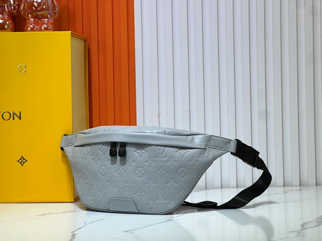 Batch 240💰Upgraded from the original M46108 M46035 M46036 M45729, the new version of this Discovery waist bag is made of Monogram Eclipse canvas, combining casual fashion and modern functionality. The shape is ergonomic and equipped with an adjustable strap, which can be worn around the waist, carried on the shoulder or hung casually on the chest. Zippered pockets on the front and back provide easy access to your phone, cards and keys. Dimensions: 44 x 15 x 9 xerox