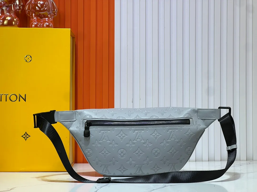 Batch 240💰Upgraded from the original M46108 M46035 M46036 M45729, the new version of this Discovery waist bag is made of Monogram Eclipse canvas, combining casual fashion and modern functionality. The shape is ergonomic and equipped with an adjustable strap, which can be worn around the waist, carried on the shoulder or hung casually on the chest. Zippered pockets on the front and back provide easy access to your phone, cards and keys. Dimensions: 44 x 15 x 9 xerox