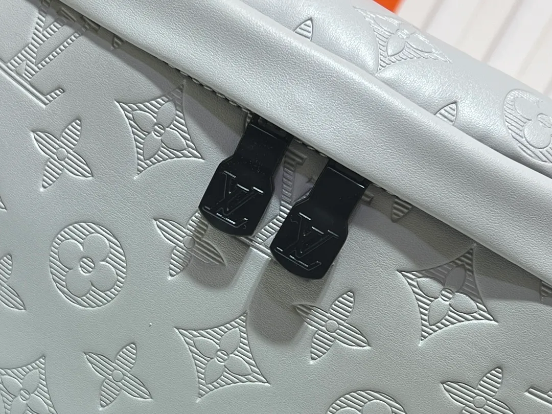 Batch 240💰Upgraded from the original M46108 M46035 M46036 M45729, the new version of this Discovery waist bag is made of Monogram Eclipse canvas, combining casual fashion and modern functionality. The shape is ergonomic and equipped with an adjustable strap, which can be worn around the waist, carried on the shoulder or hung casually on the chest. Zippered pockets on the front and back provide easy access to your phone, cards and keys. Dimensions: 44 x 15 x 9 xerox