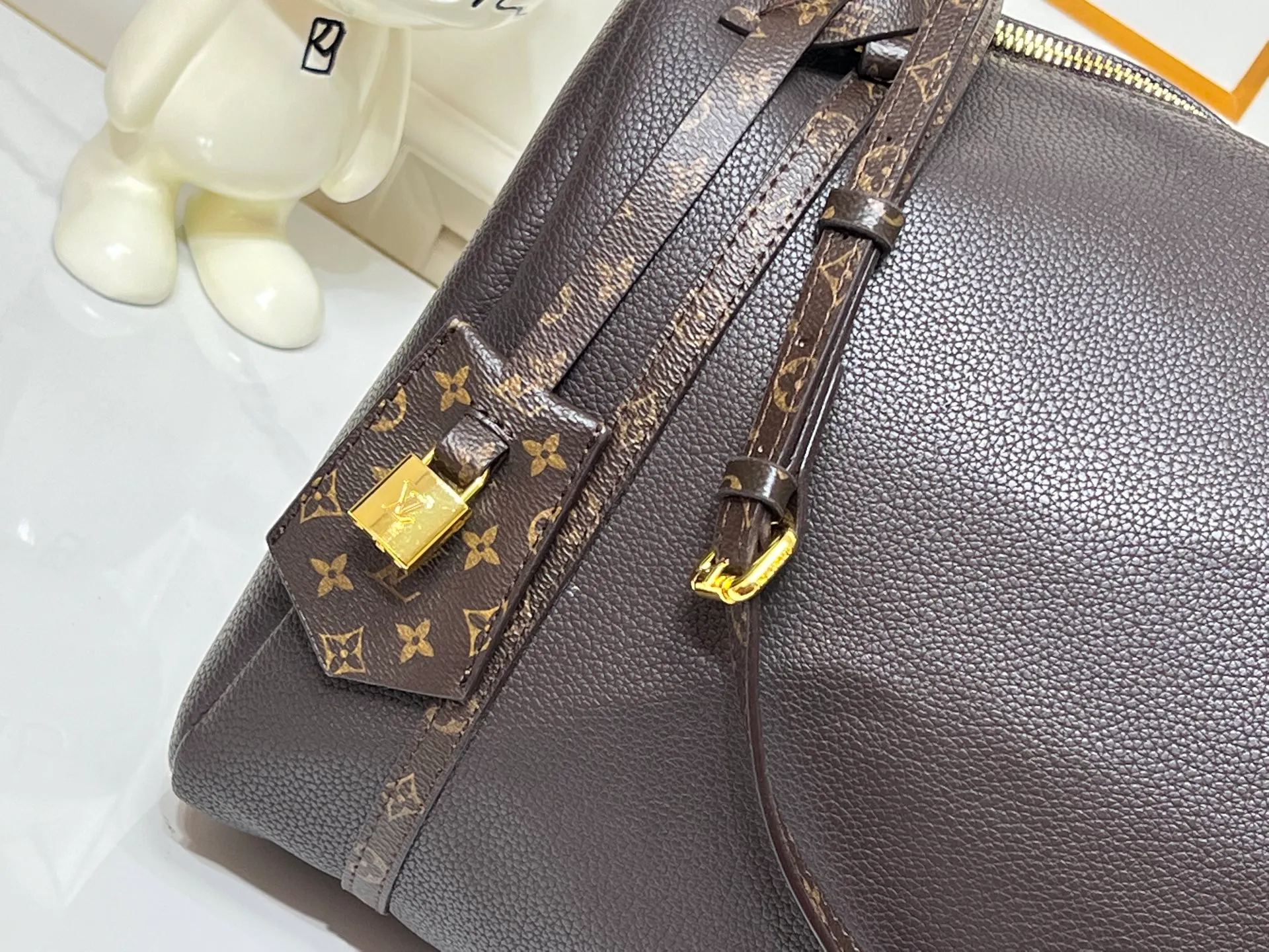 Batch 300💰Upgraded original M26037 M26451 M26359 M26397 M26358 M26039 M26905 M26360 M13668 M13667 This large Express Travel handbag injects a gentle atmosphere into the classic Keepall handbag, highlighting Nicolas Ghesquière's keen insight into the rhythm of urban travel. Made from fine-grained cowhide leather with Monogram canvas elements, the soft construction offers plenty of space, and the adjustable handle and removable rolled-leather handle allow for flexible carrying. Dimensions: 45 x 20 x 27 (cm) ((length x height x width)