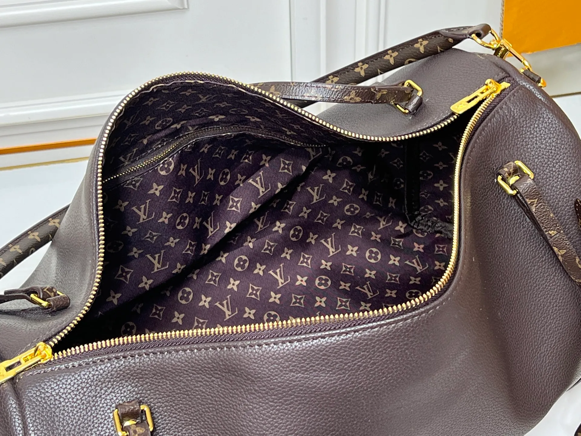 Batch 300💰Upgraded original M26037 M26451 M26359 M26397 M26358 M26039 M26905 M26360 M13668 M13667 This large Express Travel handbag injects a gentle atmosphere into the classic Keepall handbag, highlighting Nicolas Ghesquière's keen insight into the rhythm of urban travel. Made from fine-grained cowhide leather with Monogram canvas elements, the soft construction offers plenty of space, and the adjustable handle and removable rolled-leather handle allow for flexible carrying. Dimensions: 45 x 20 x 27 (cm) ((length x height x width)