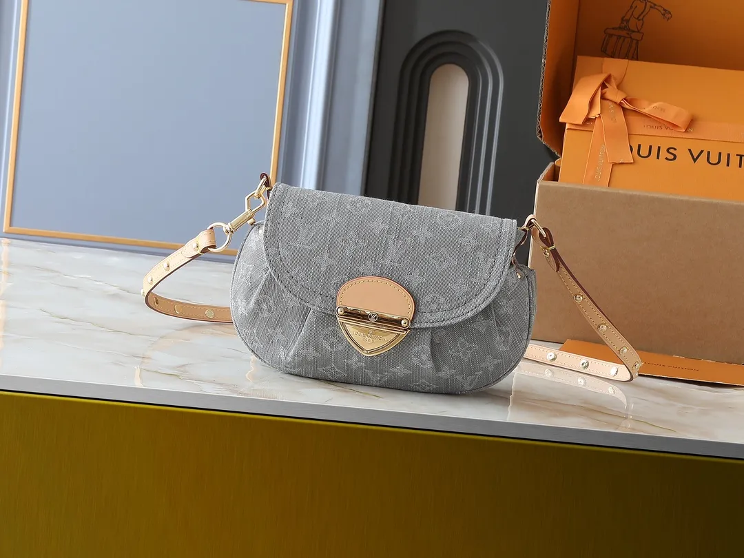 💰260💰Upgraded from the original M13347 M46829. This Sunset handbag relies on exquisite bleaching technology to bring the Monogram Denim pattern born in 2005 back to the new season. Smooth leather trim and metal buckles accentuate the sophisticated construction, making it easy to organize both day and night. Use the included shoulder strap to switch between hand-carrying, shoulder-carrying and cross-body carrying. Dimensions: 27.0 x 18.0 x 3.0 cm (length x height x width)
