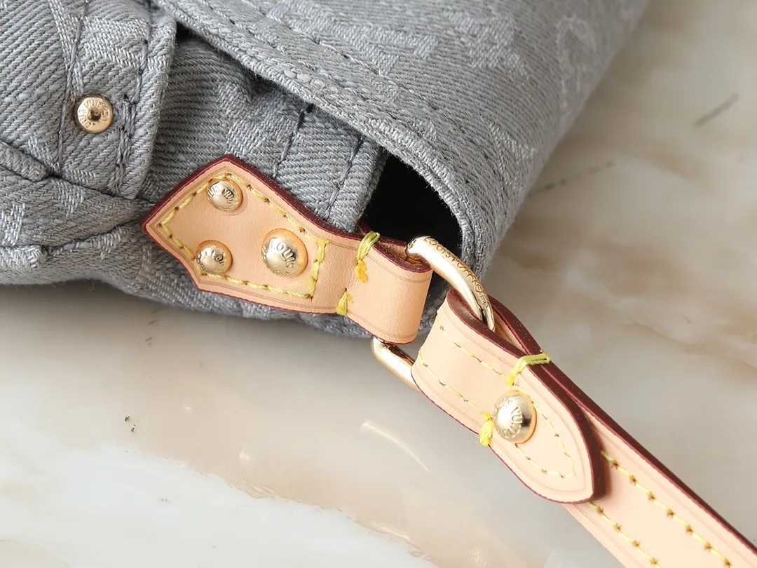 💰260💰Upgraded from the original M13347 M46829. This Sunset handbag relies on exquisite bleaching technology to bring the Monogram Denim pattern born in 2005 back to the new season. Smooth leather trim and metal buckles accentuate the sophisticated construction, making it easy to organize both day and night. Use the included shoulder strap to switch between hand-carrying, shoulder-carrying and cross-body carrying. Dimensions: 27.0 x 18.0 x 3.0 cm (length x height x width)