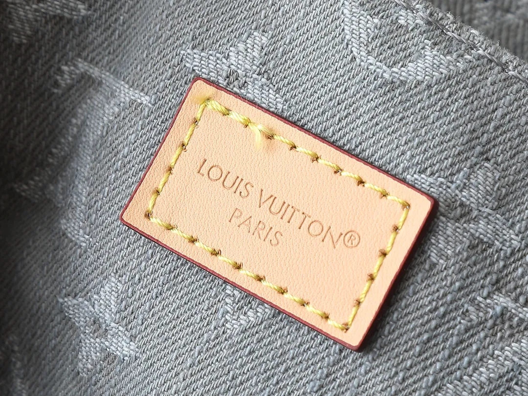 💰260💰Upgraded from the original M13347 M46829. This Sunset handbag relies on exquisite bleaching technology to bring the Monogram Denim pattern born in 2005 back to the new season. Smooth leather trim and metal buckles accentuate the sophisticated construction, making it easy to organize both day and night. Use the included shoulder strap to switch between hand-carrying, shoulder-carrying and cross-body carrying. Dimensions: 27.0 x 18.0 x 3.0 cm (length x height x width)