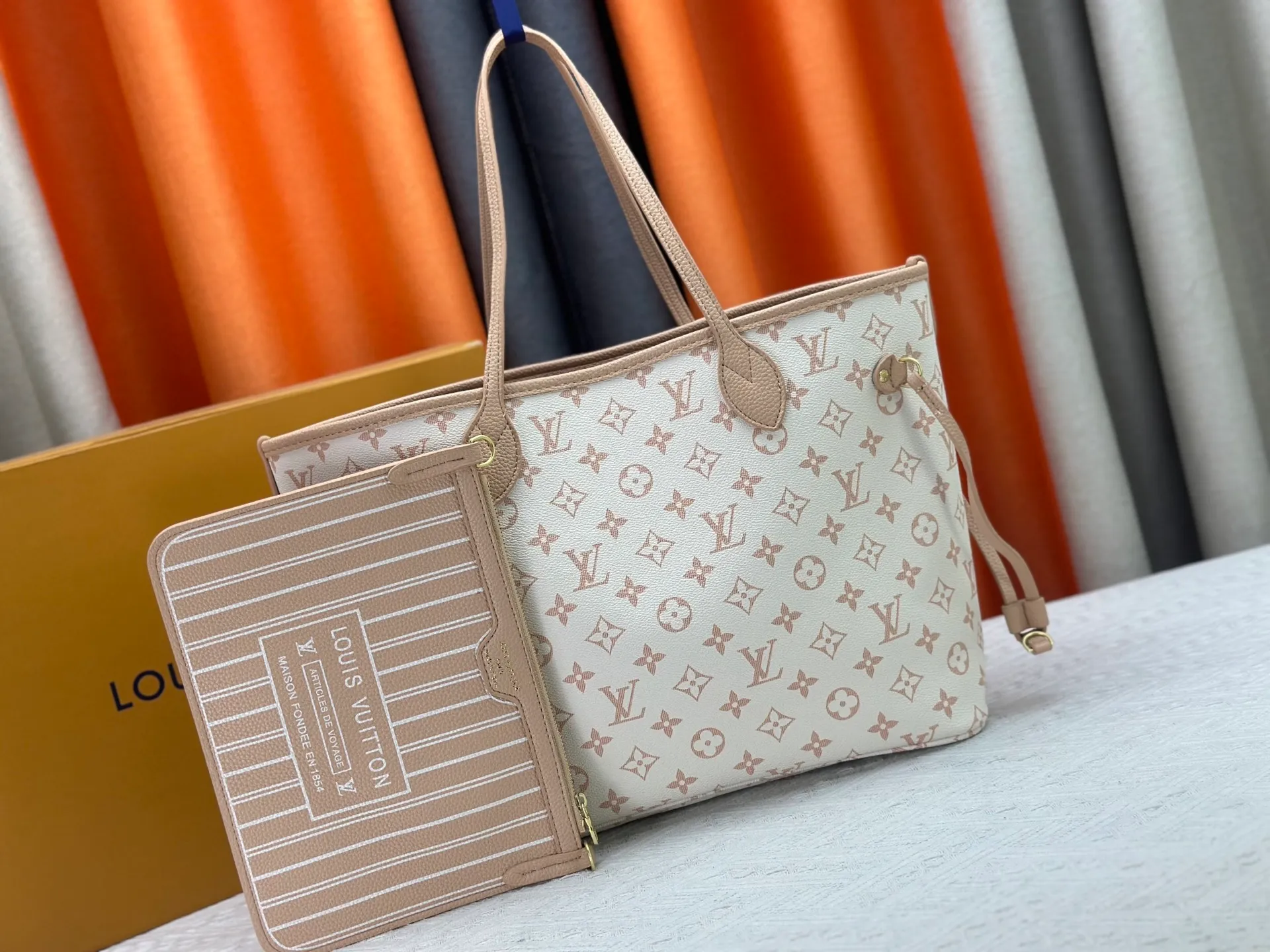 P260 Upgraded original version [Sac Neverfull Inside Out MM] M12061 M25665 M40995 White Flower Sand Dune (double-sided) This reversible Neverfull Inside Out MM bag is an ideal companion for office days and weekend vacations. Sublimated with a gold metallic finish, it's crafted from Monogram Dune canvas on one side and smooth hazel leather on the back. Designed to carry a laptop and other daily essentials, this roomy model features laces and hooks on the sides for adjusting the opening. Removable zippered pouch allows you to store small items.  Dimensions: 31x28x14 cm