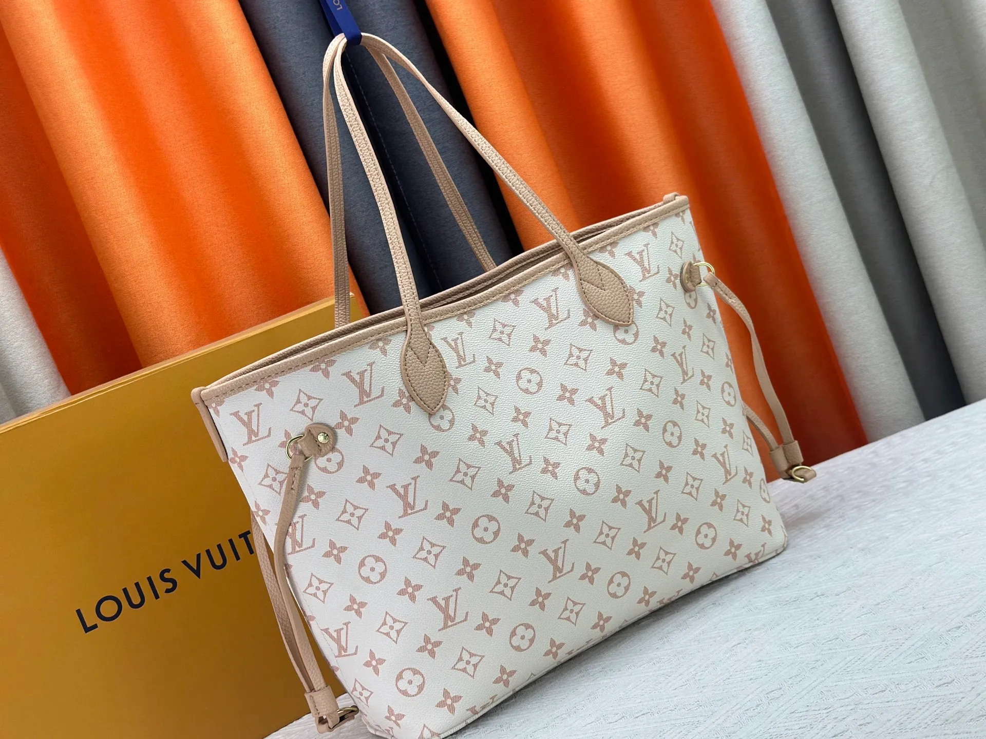 P260 Upgraded original version [Sac Neverfull Inside Out MM] M12061 M25665 M40995 White Flower Sand Dune (double-sided) This reversible Neverfull Inside Out MM bag is an ideal companion for office days and weekend vacations. Sublimated with a gold metallic finish, it's crafted from Monogram Dune canvas on one side and smooth hazel leather on the back. Designed to carry a laptop and other daily essentials, this roomy model features laces and hooks on the sides for adjusting the opening. Removable zippered pouch allows you to store small items.  Dimensions: 31x28x14 cm