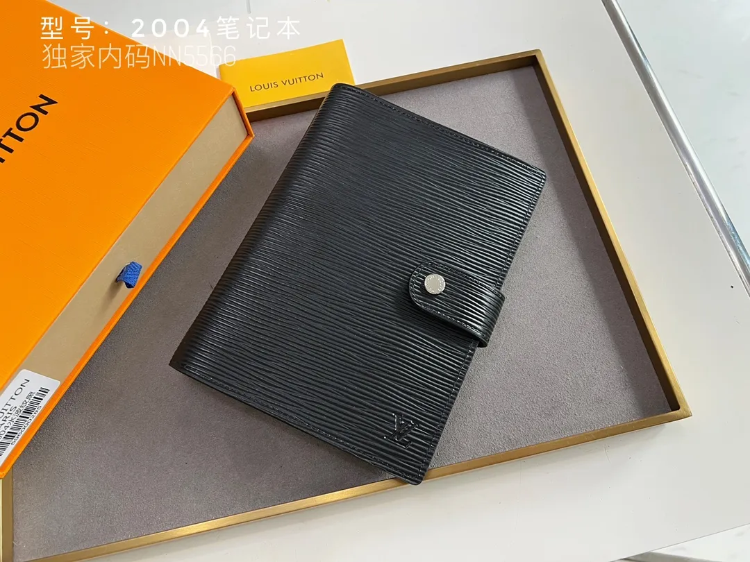💰140 Top Original 💎 Latest Date 📅 Notepad This small notepad cover is made of Monogram canvas and can hold three credit cards. It can also be used as an address book, notebook or calendar. Epi leather is delicately embossed with LV initials and is lined with intertwined textured leather - Push-button closure - Six-ring binder with three rings in a set, six credit card slots and two internal compartments - Notepad insert available separately. Model: 2004 Size: 14x18cm