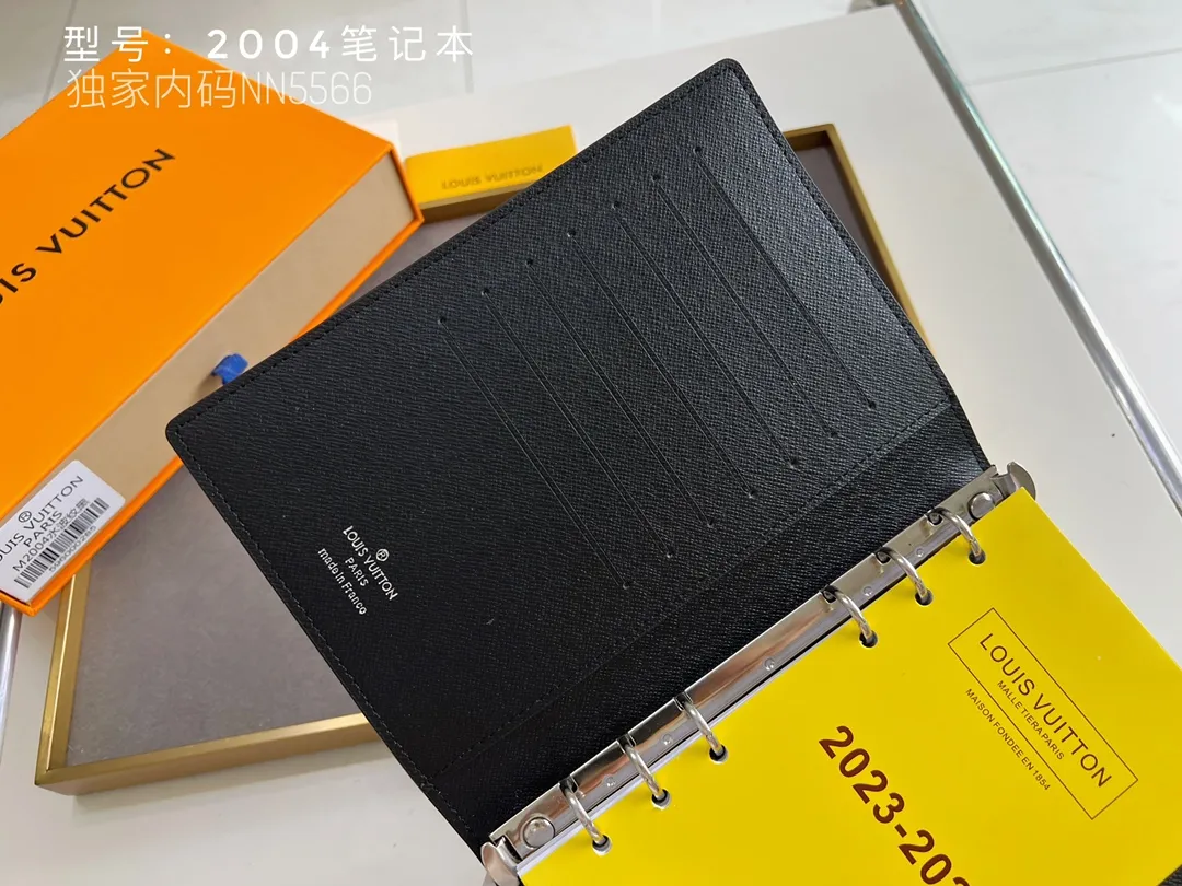 💰140 Top Original 💎 Latest Date 📅 Notepad This small notepad cover is made of Monogram canvas and can hold three credit cards. It can also be used as an address book, notebook or calendar. Epi leather is delicately embossed with LV initials and is lined with intertwined textured leather - Push-button closure - Six-ring binder with three rings in a set, six credit card slots and two internal compartments - Notepad insert available separately. Model: 2004 Size: 14x18cm