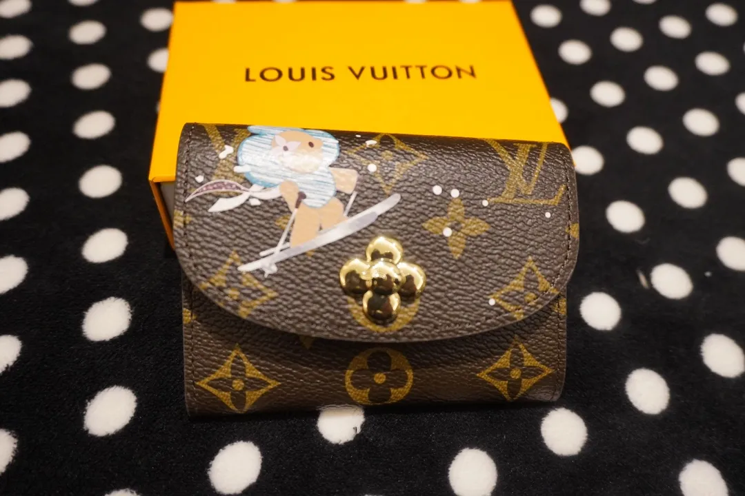 P130💰 41939, model number 12239. This LV Charms card holder is from the SnowShow series. It combines the iconic Monogram canvas with smooth leather trim and festive patterns. The brand mascot Vivienne’s pet dog Petula lives in a corner, and Vivienne decorations and LV flowers complete the exquisite design. Dimensions10x8x2