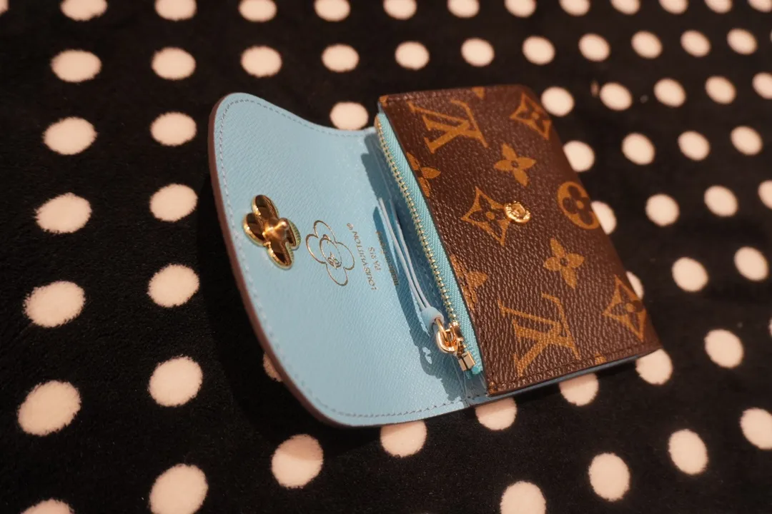 P130💰 41939, model number 12239. This LV Charms card holder is from the SnowShow series. It combines the iconic Monogram canvas with smooth leather trim and festive patterns. The brand mascot Vivienne’s pet dog Petula lives in a corner, and Vivienne decorations and LV flowers complete the exquisite design. Dimensions10x8x2