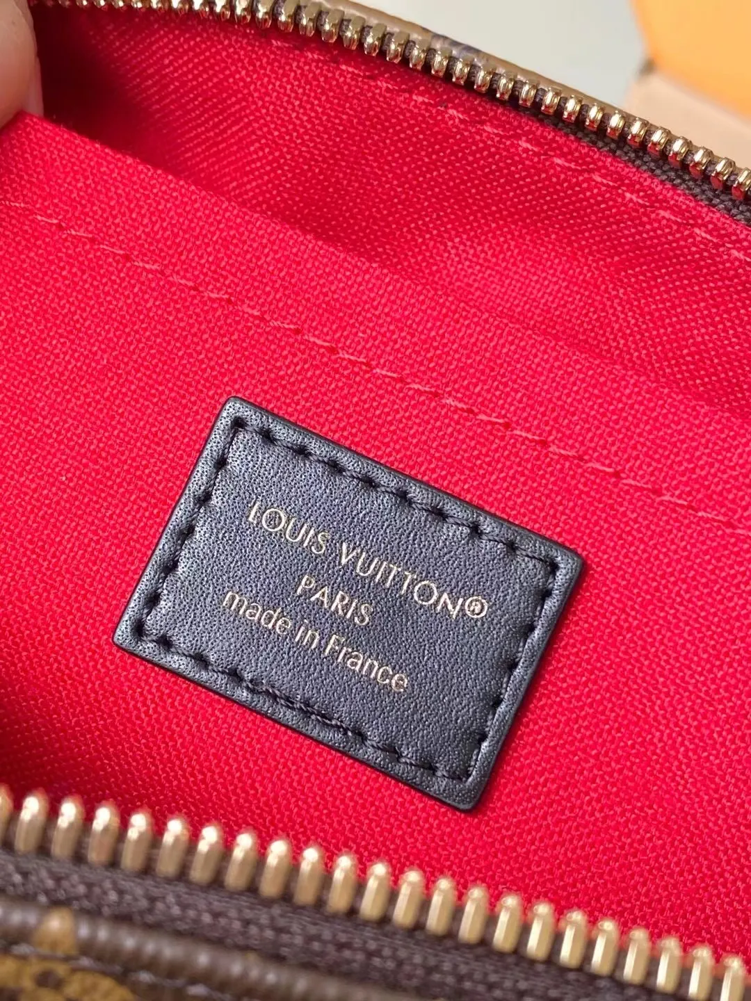 💰940 Top Original Order M14236 This OnTheGo East West handbag uses coated canvas to present the Monogram Giant element, which is combined with the Monogram Reverse coated canvas trim and bright metal parts to create an elegant style. The top handle, detachable chain and removable and adjustable shoulder strap allow for a variety of carrying options, while multiple compartments and pockets keep valuables organized. Dimensions: 25 × 13 × 10cm