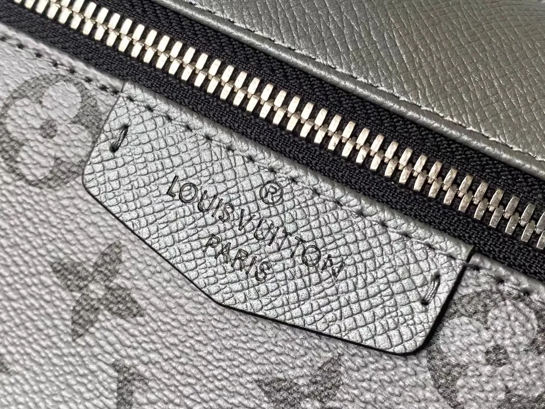 💰940 (First-Grade Leather) Top Original M30835 This Discovery small backpack comes from the Taigarama leather goods series. It is made of Monogram coated canvas and Taïga leather and has a flexible design. It is equipped with an iPad inner pocket and an adjustable shoulder strap. Dimensions: 37 x 40 x 20 cm