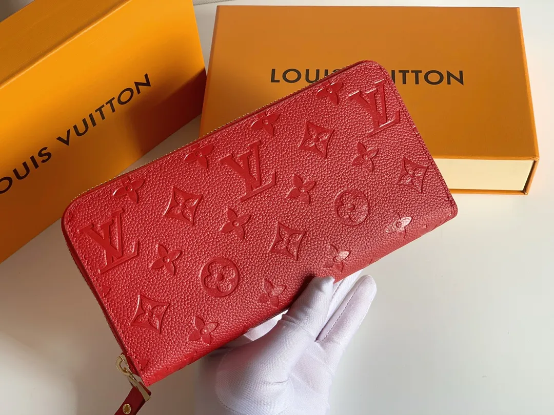 💰120 💎Upgraded original version 🇫🇷 Diamond pattern embossed material: embossed cowhide Introduction: 📢There are 8 credit card slots 3 large compartments to store banknotes Small zipper coin bag 3 flat bags to store bills 💋💋 Model: 60017 diamond pattern Model: 19x10.