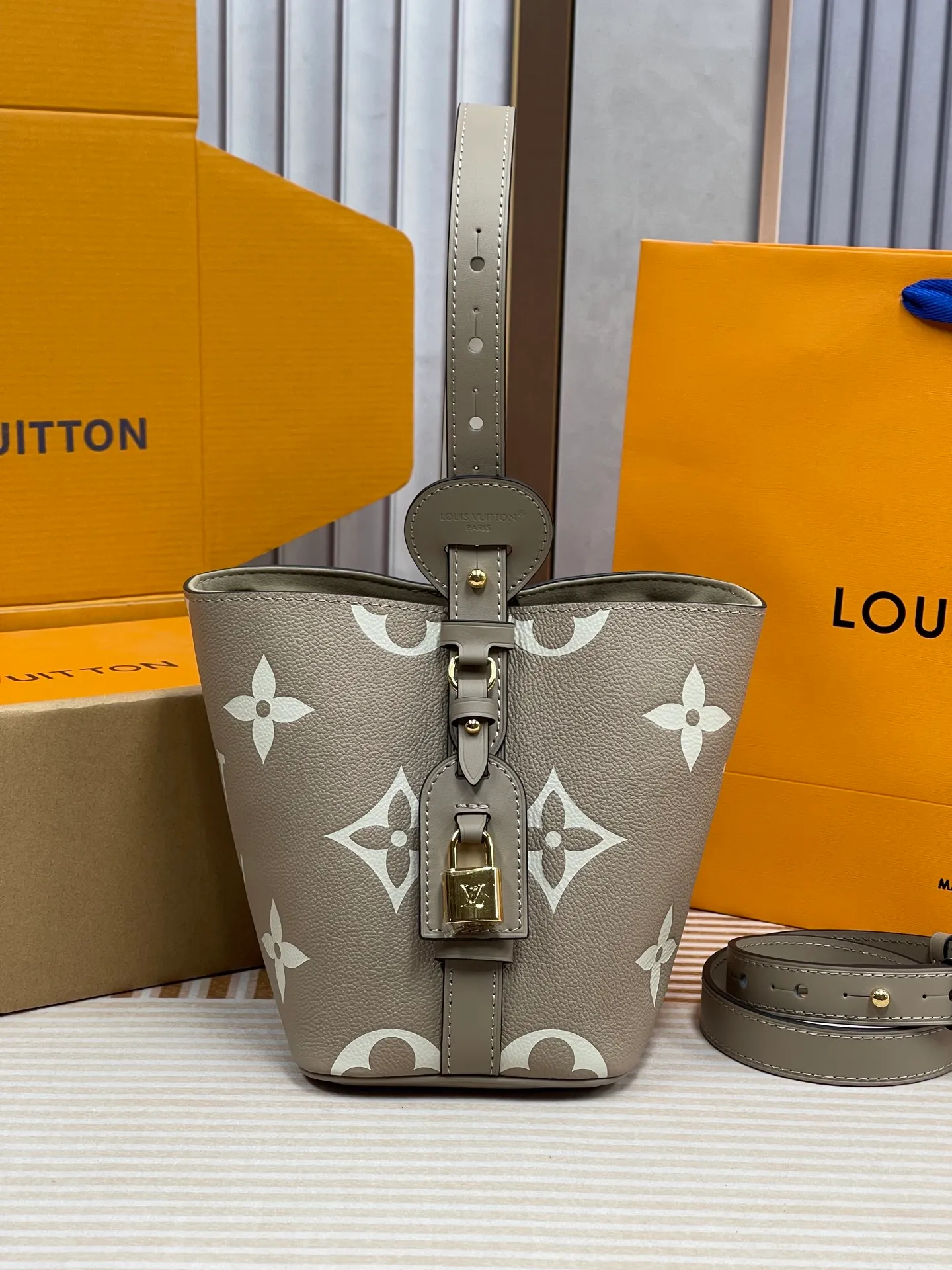 [Upgraded version] P820💰New counter model·High quality·Semi-steel hardware·Original single level·With gift box🎁Packaging·Model M13045💗This All In BB bucket bag hobo handbag conveys the fun style of the Louis Vuitton x Murakami reissued embossed cowhide series with smart details. The Monogram embossing is boldly rendered in the artist's rainbow tones, and the name tag is embellished with bows and padlocks. With the clever use of adjustable cowhide handles and leather shoulder straps, it can be carried by hand, shoulder or cross-body.  Dimensions: 18 x 12 x 16 cm ⚠️