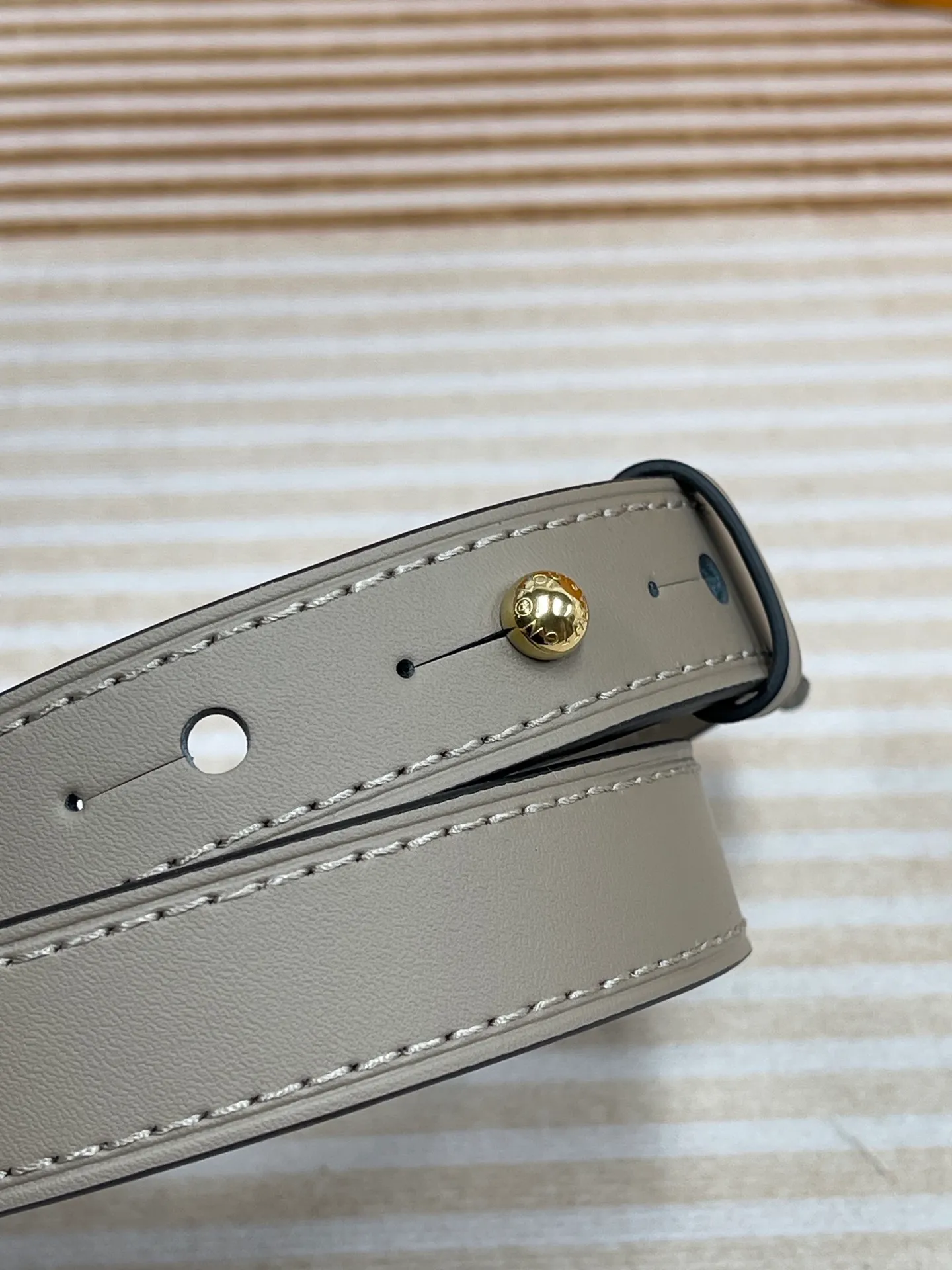 [Upgraded version] P820💰New counter model·High quality·Semi-steel hardware·Original single level·With gift box🎁Packaging·Model M13045💗This All In BB bucket bag hobo handbag conveys the fun style of the Louis Vuitton x Murakami reissued embossed cowhide series with smart details. The Monogram embossing is boldly rendered in the artist's rainbow tones, and the name tag is embellished with bows and padlocks. With the clever use of adjustable cowhide handles and leather shoulder straps, it can be carried by hand, shoulder or cross-body.  Dimensions: 18 x 12 x 16 cm ⚠️