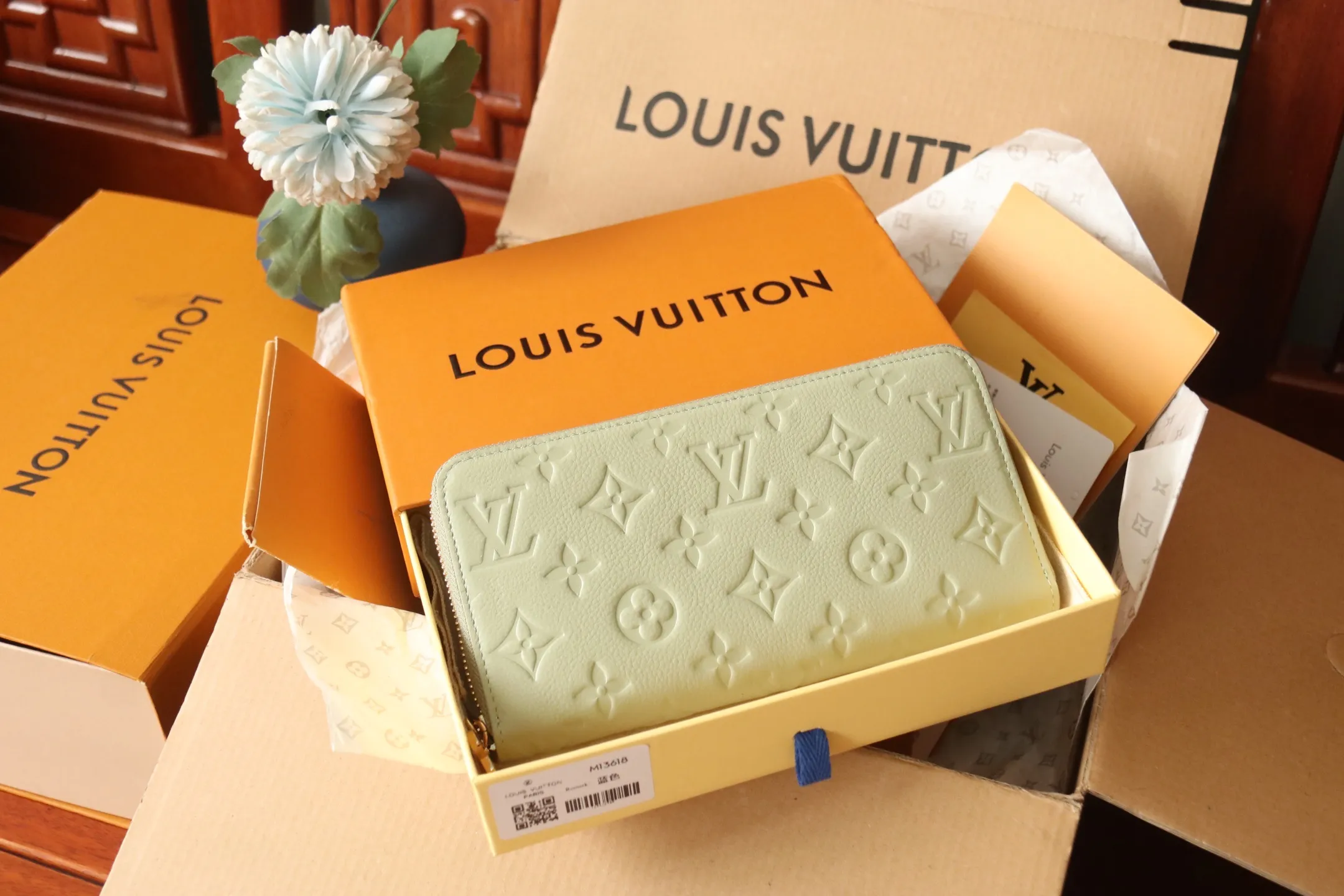 Original quality P600 M13618 rose red Murakami Takashi collaboration series is one of the representative works of Louis Vuitton. This Zippy zipper wallet is made of Monogram canvas and is practical. It contains spacious compartments, a zippered coin pocket and multiple credit card slots. Named for its secure wraparound zipper, the wallet is lined with grained leather. Fully functional, it can also be used as a clutch. 19.5 x 10.5 x 2.5 cm (length x height x width)
