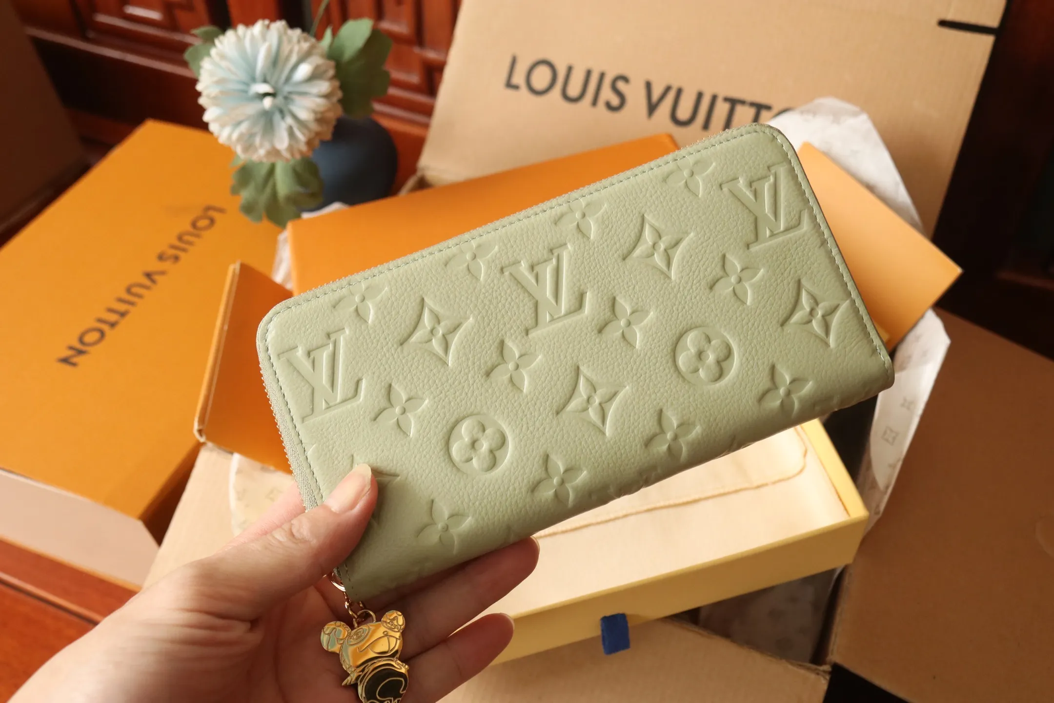 Original quality P600 M13618 rose red Murakami Takashi collaboration series is one of the representative works of Louis Vuitton. This Zippy zipper wallet is made of Monogram canvas and is practical. It contains spacious compartments, a zippered coin pocket and multiple credit card slots. Named for its secure wraparound zipper, the wallet is lined with grained leather. Fully functional, it can also be used as a clutch. 19.5 x 10.5 x 2.5 cm (length x height x width)