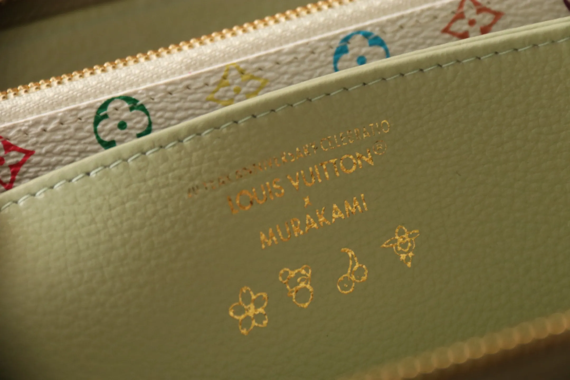 Original quality P600 M13618 rose red Murakami Takashi collaboration series is one of the representative works of Louis Vuitton. This Zippy zipper wallet is made of Monogram canvas and is practical. It contains spacious compartments, a zippered coin pocket and multiple credit card slots. Named for its secure wraparound zipper, the wallet is lined with grained leather. Fully functional, it can also be used as a clutch. 19.5 x 10.5 x 2.5 cm (length x height x width)