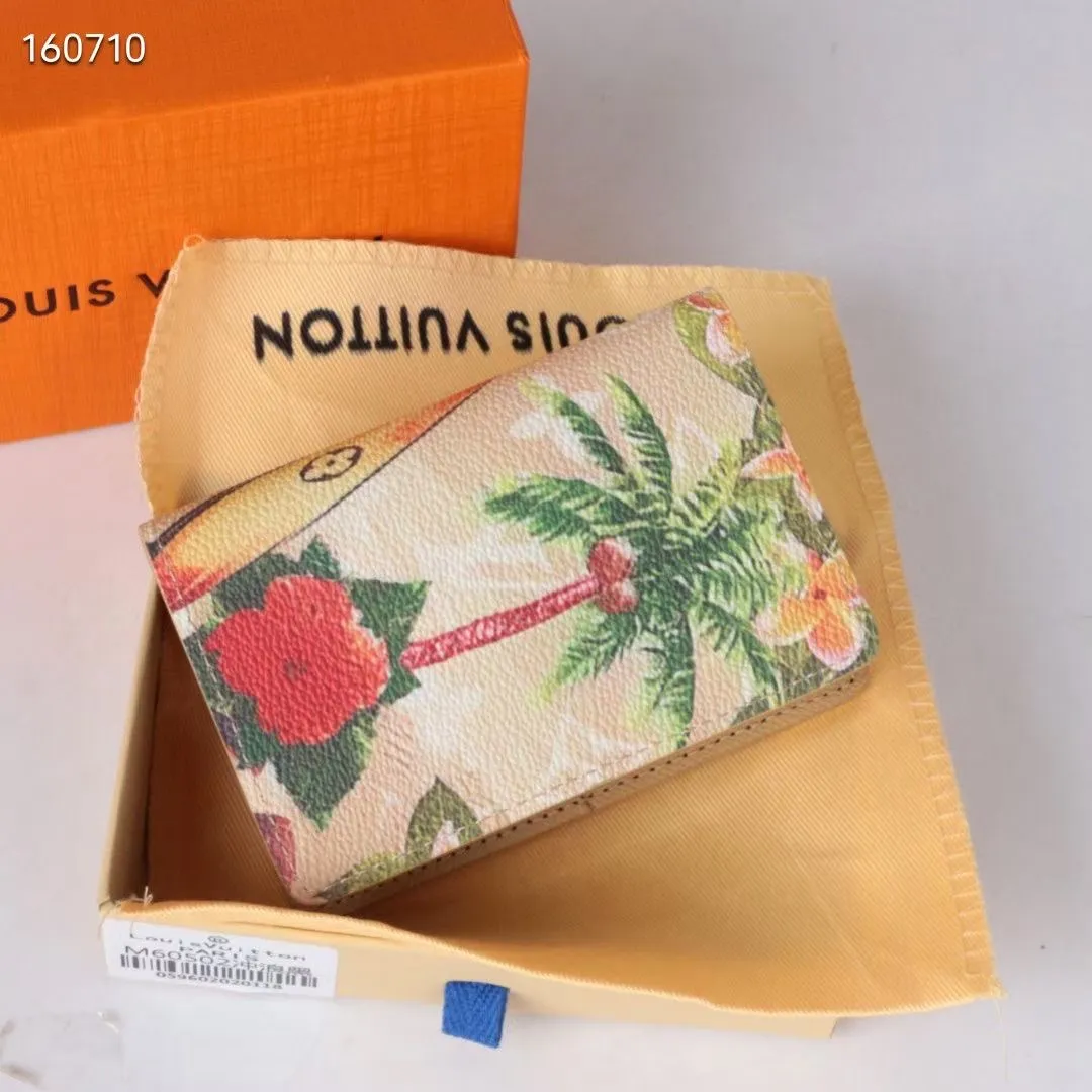P110 60502 Coconut Tree Yellow New Product This brand’s much-loved pocket universal wallet is made of colorful Monogram Surfin’ 2024.5 new coated canvas, full of retro flavor. The multi-layered pattern combines tropical design elements with iconic Louis Vuitton patterns. Small and stylish, the wallet fits into any pocket and features a business card holder, interior pocket and convenient exterior pocket. Size 11×8×1.5 cm 63144 60502