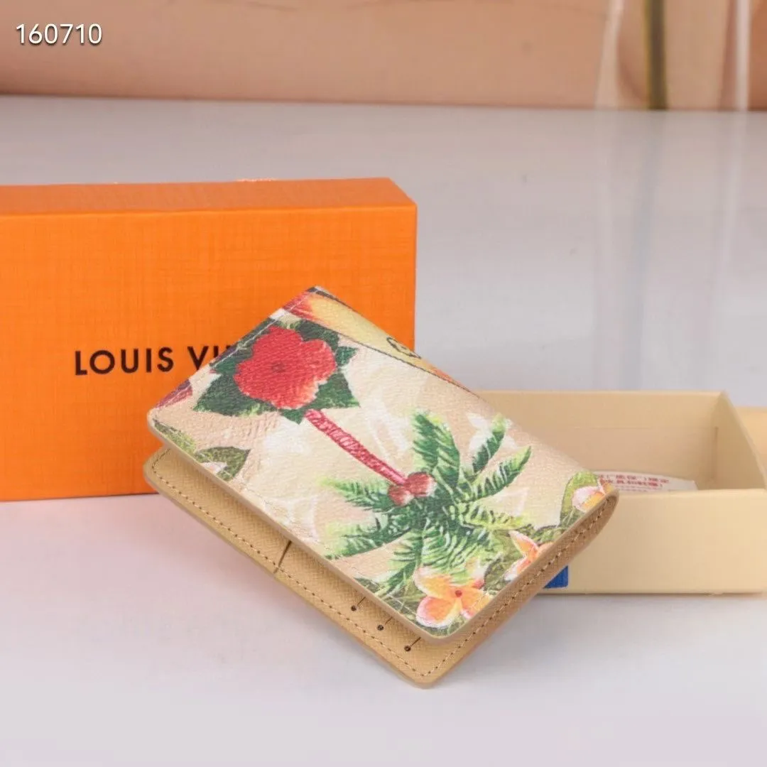 P110 60502 Coconut Tree Yellow New Product This brand’s much-loved pocket universal wallet is made of colorful Monogram Surfin’ 2024.5 new coated canvas, full of retro flavor. The multi-layered pattern combines tropical design elements with iconic Louis Vuitton patterns. Small and stylish, the wallet fits into any pocket and features a business card holder, interior pocket and convenient exterior pocket. Size 11×8×1.5 cm 63144 60502