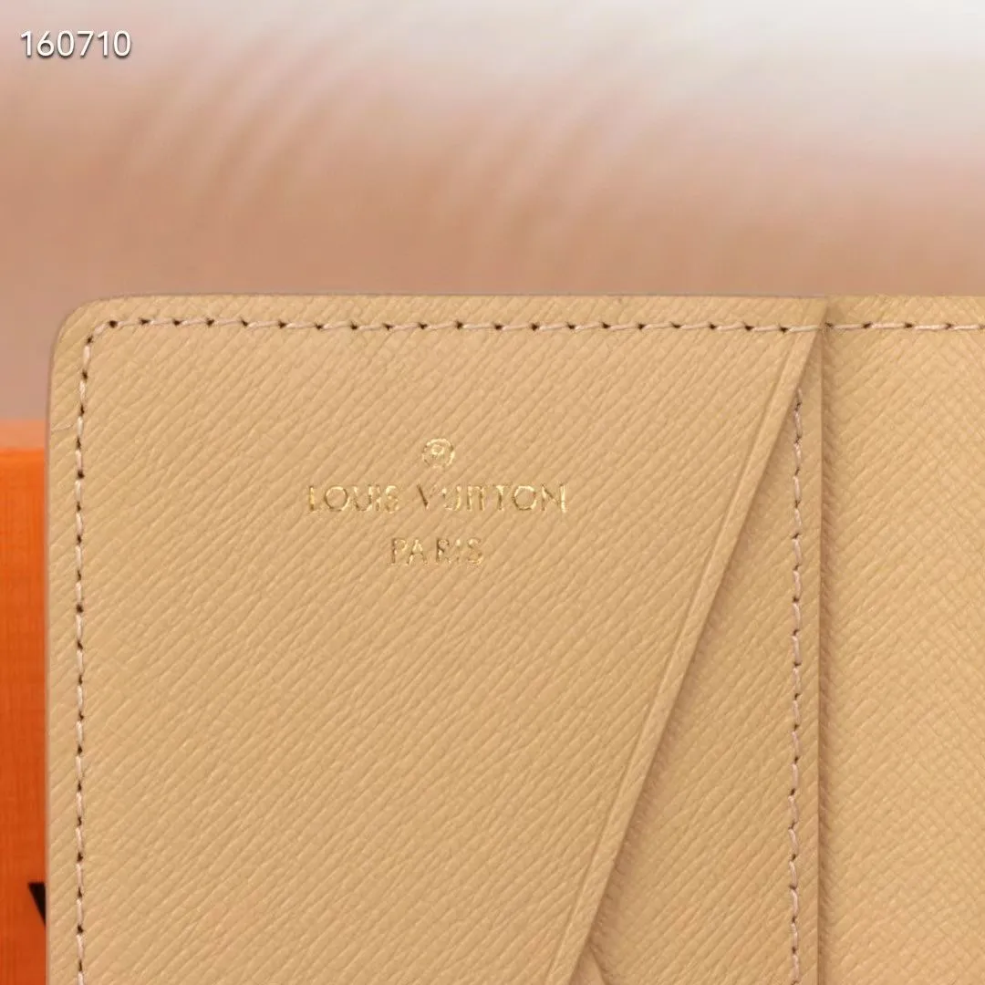 P110 60502 Coconut Tree Yellow New Product This brand’s much-loved pocket universal wallet is made of colorful Monogram Surfin’ 2024.5 new coated canvas, full of retro flavor. The multi-layered pattern combines tropical design elements with iconic Louis Vuitton patterns. Small and stylish, the wallet fits into any pocket and features a business card holder, interior pocket and convenient exterior pocket. Size 11×8×1.5 cm 63144 60502