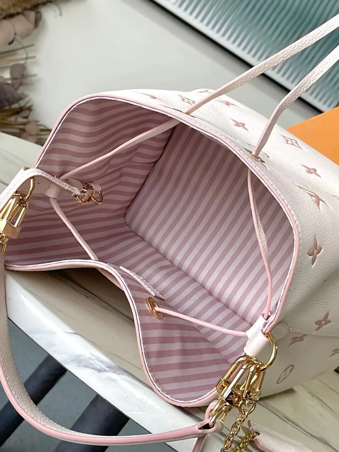 💰1180 (top-grain leather) top original order M14401 This NeoNoe medium handbag uses classic Monogram Empreinte leather to interpret the same color aesthetics, and uses dazzling chain decoration to release the new ideas of the season. The neat interior is equipped with multiple compartments and a removable storage bag for convenient storage of small items. Dimensions: 26 × 26 × 17.5 cm