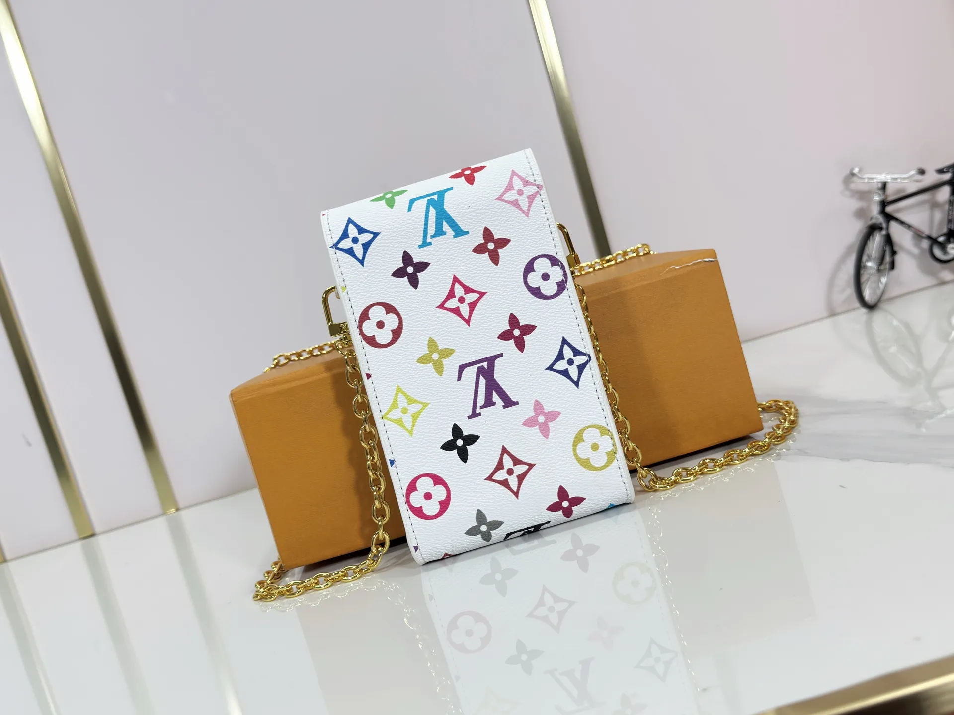 P220 Upgraded original M13572 This Métis mobile phone bag draws inspiration from Louis Vuitton's classic luggage, and is made of a whole piece of Monogram canvas to create an exquisite structure. The S-lock clasp and metal corners speak of the brand's long tradition of boxmaking. Attach the removable chain to instantly be hands-free. Dimensions: 10.4 x 17.5 x 4.0 cm (length x height x width)